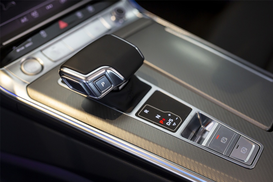 Cần số được thiết kế dạng đặc trưng của Audi với các nút chức năng