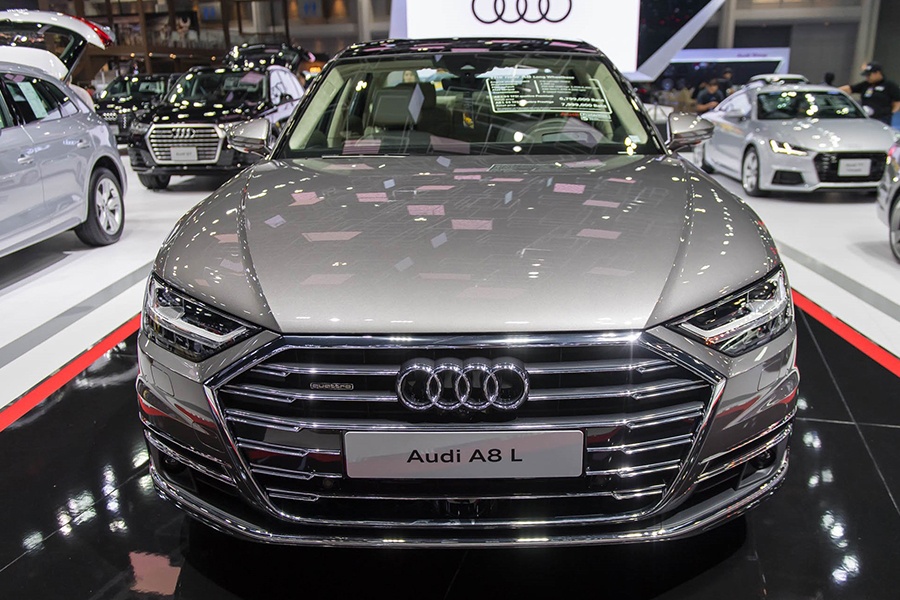 Phần đầu xe Audi A8L nổi bật với lưới tản nhiệt hình thang cùng các thanh ngang mạ crom sáng