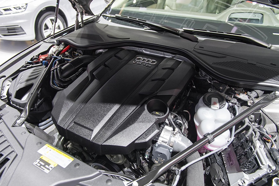 Khoang động cơ trên Audi A8 2020