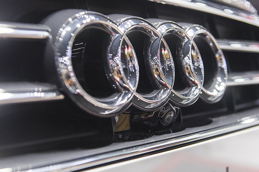 Logo Audi đặt ở giữa cùng camera 360 độ phía dưới