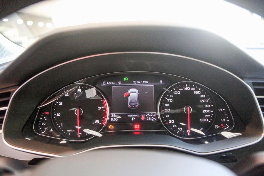 Điểm đáng tiếc trên Audi Q7 2020 là cụm đồng hồ vẫn sử dụng đồng hồ analog