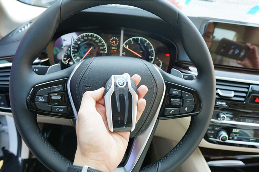 BMW 5-Series được trang bị chìa khoá thông minh cùng màn hình điều khiển cảm ứng