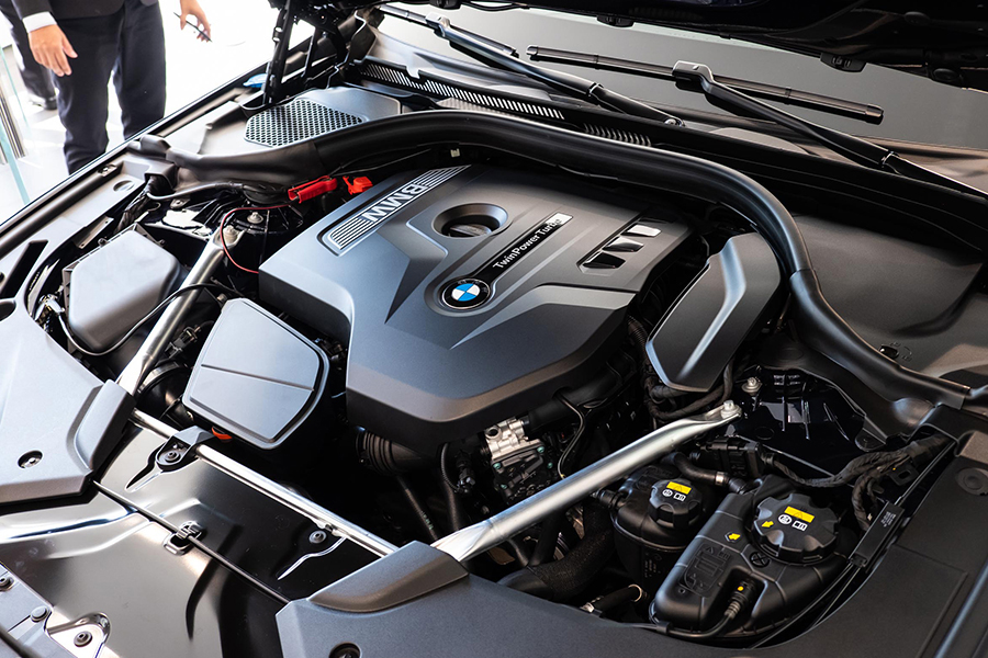 Khoang động cơ trên BMW 5-Series với động cơ Twin Power 2.0L