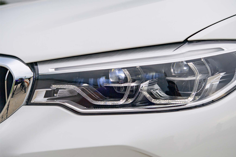 Cụm đèn pha với thiết kế sắc sảo trên BMW 5-Series mới